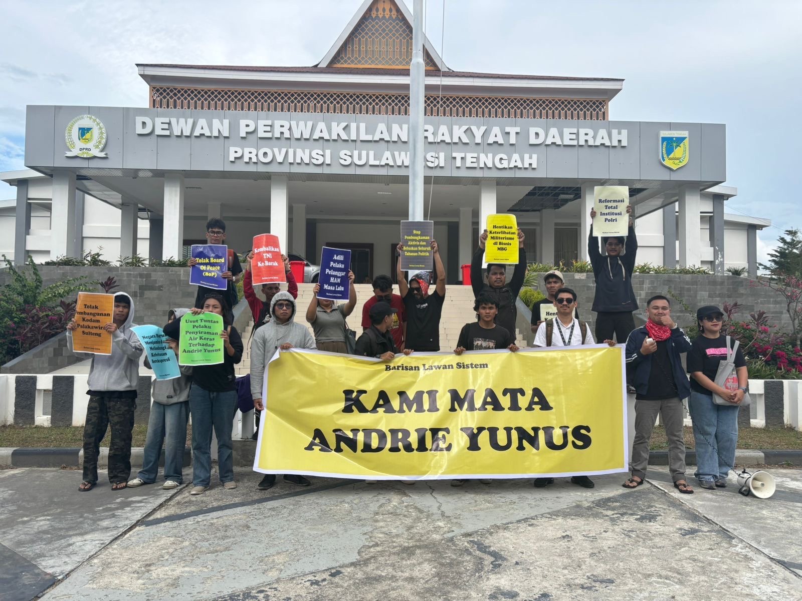 Aksi Solidaritas di Palu, Massa Desak Pengusutan Kasus Penyiraman Air Keras terhadap Aktivis KontraS Andrie Yunus