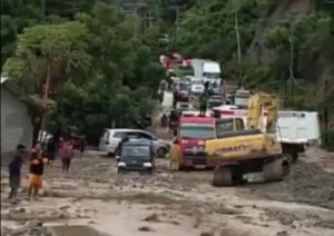 Banjir Material Genangi Jalan Poros Palu–Donggala di Watusampu, Lalu Lintas Sempat Tersendat