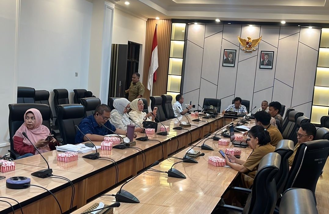 Bartholomeus Tandigala Pimpin Rapat Komisi I, Soroti Peredaran Narkotika di Sulteng