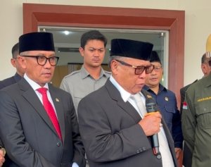 Temui Pengunjuk Rasa, Ketua DPRD Sulteng Arus Abdul Karim Siap Kawal Tuntutan Keadilan DBH